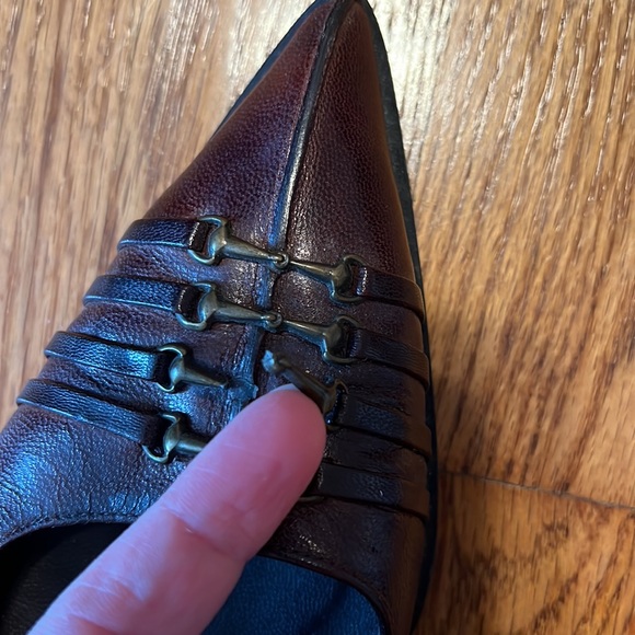 Stuart Weitzman Kitten Heel Leather Shoes. Brown with brass detail. Size 6.5 - Picture 6 of 6